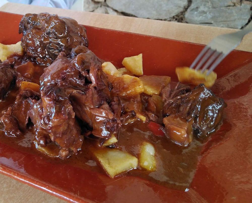 Rabo de toro y gastronomía tradicional vinculada a la Sevilla taurina